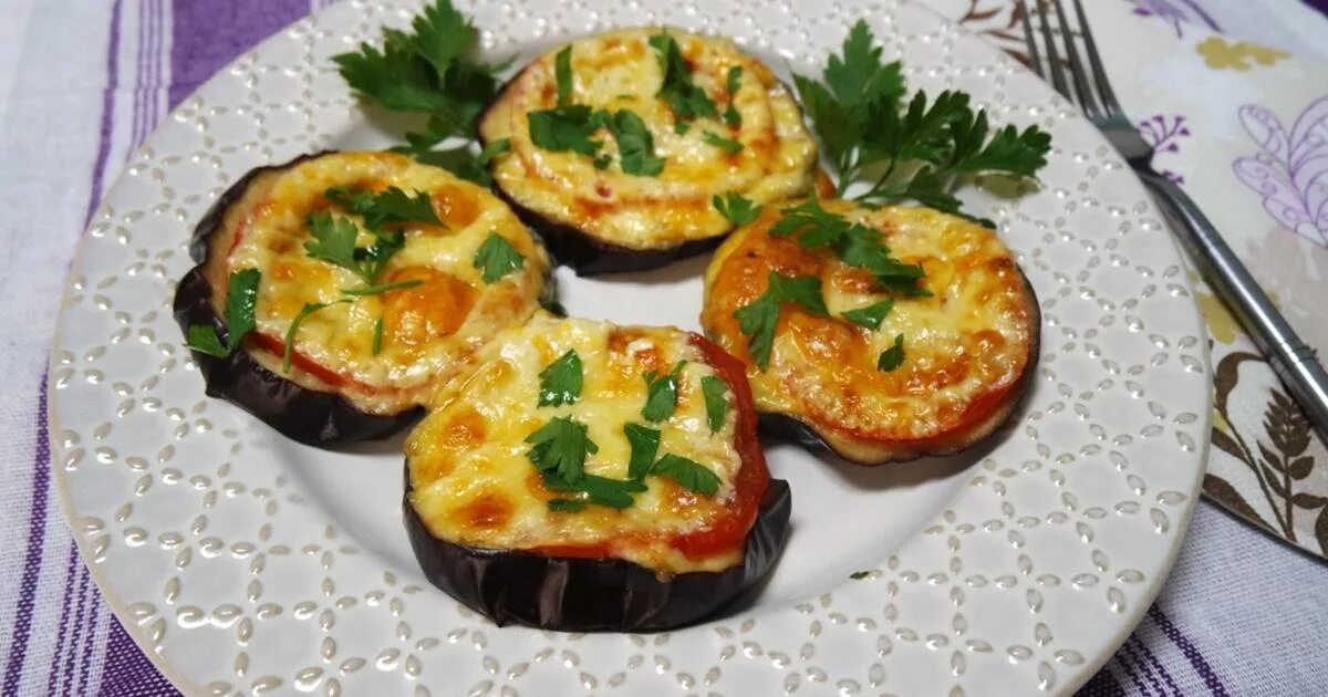 Баклажаны с чесноком и майонезом жарен. Баклажаны кружочками с помидорами. Баклажан с помидором в духовке кружочками. Баклажаны кружочками с помидорами и чесноком. Баклажаны с сыром и чесноком и помидорами.