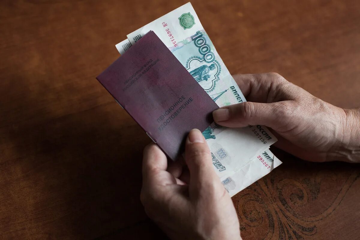 Пенсионерам дадут деньги. Пенсионер без денег. пенсионеру дают деньги. пенсии и пособия. выплата пенсий.