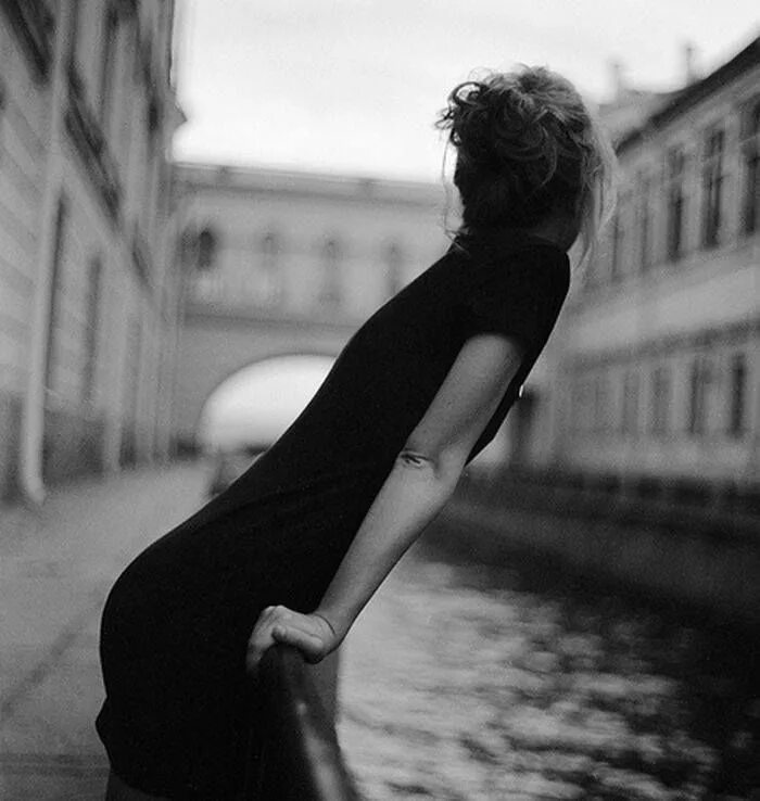 Лицо со смыслом девушки. Августина ильина. черно белая фотосессия. фотосессия черно белая девушки. девушка в черном со спины.