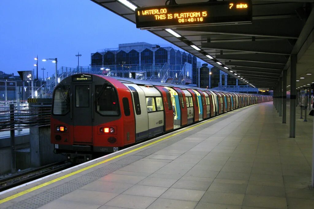 Underground line. Jubilee line london underground. london underground jubilee. stratford станция метро. кеннинг таун (станция).
