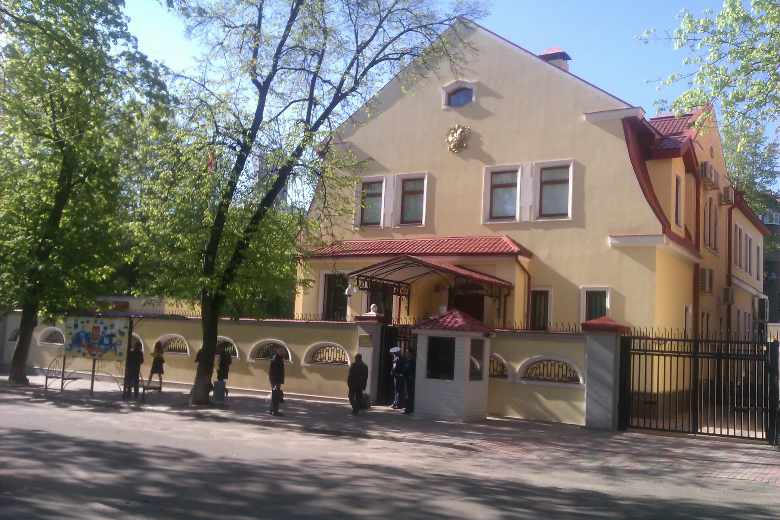 консульство в харькове. поджог посольства рф в киеве. консул россии в харькове. посольство рф харькове. консульство азербайджана.