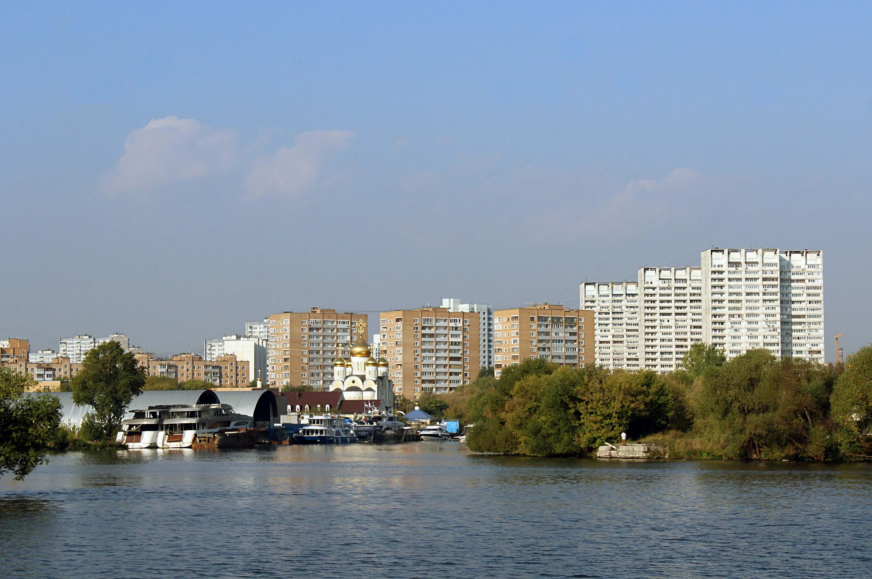 Два берега москва. Берег Москвы реки. Москва на берегу реки. Река в Митино Москва. Николаев город берег.