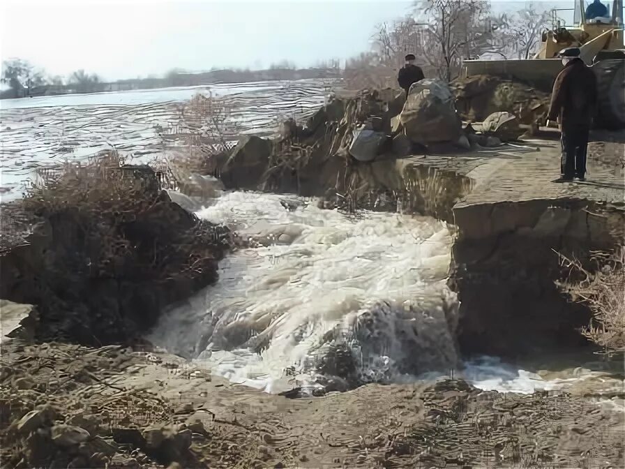 Затопило ли казахстан. Прорыв плотины в Кызылагаше. Прорыв дамбы Новосибирск. Прорыв плотины в Кызылагаше фото. Прорыв плотины 2011.