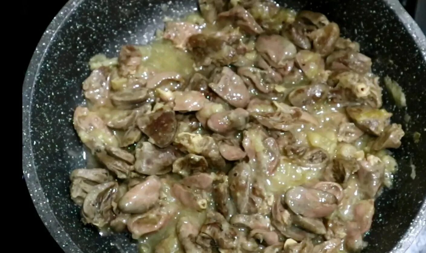 Сколько времени жарить сердечки куриные на сковороде. Куриные сердечки с луком. куриные сердечки тушеные с луком. куриное сердце с луком. куриные сердечки на сковороде.