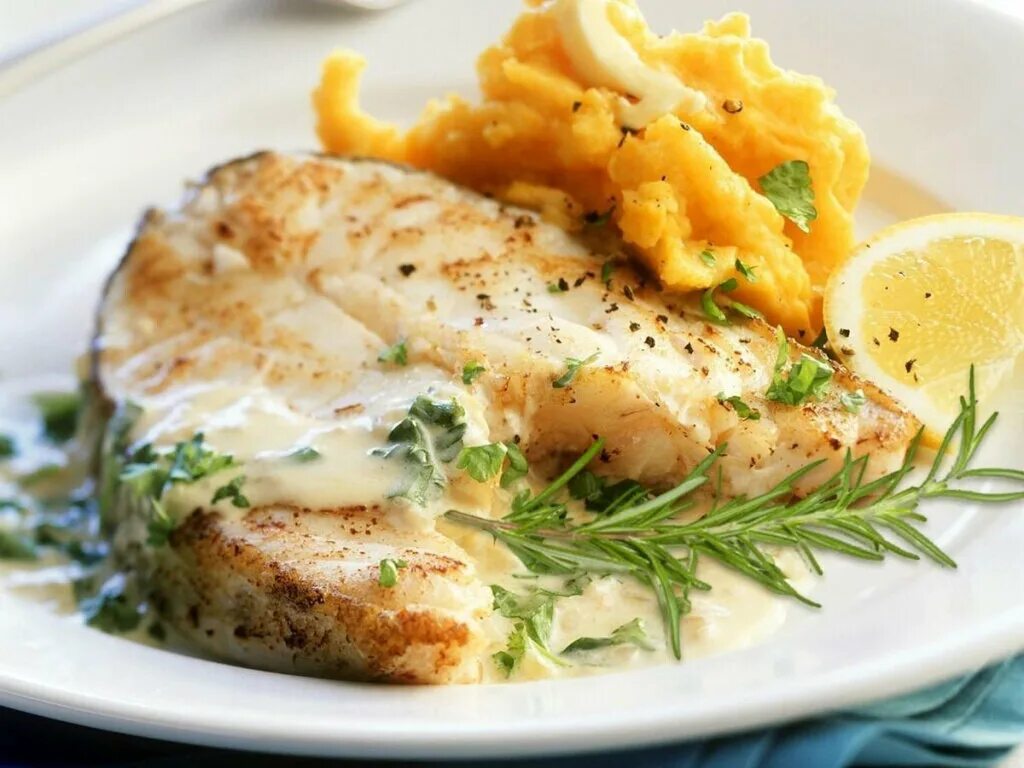 Стейки трески на сковороде. Рыбное филе жареное. Минтай и палтус. Филе трески в цитрусовом соусе. Как быстро приготовить треску.