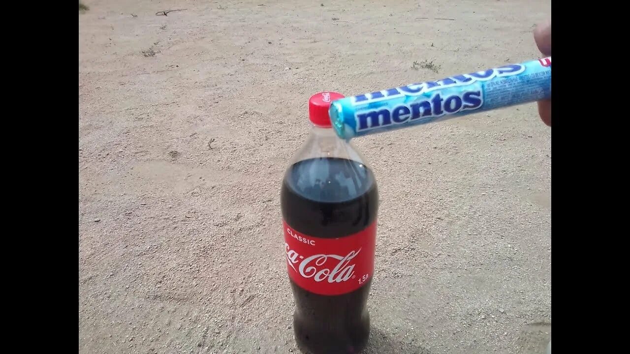 Опыт с колой и ментосом. Экспирименты с кок колой. Ментос для кока колы. Газировка и ментос. Кола и ментос эксперимент.