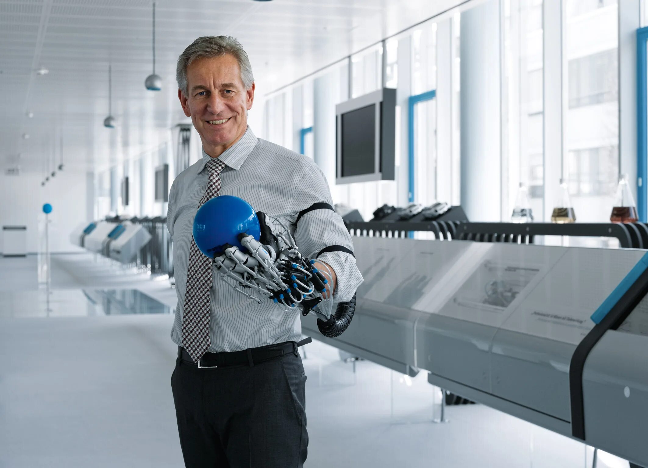 Изобретения робот. Festo exohand. новые технологии. механический человек. роботы на работе.