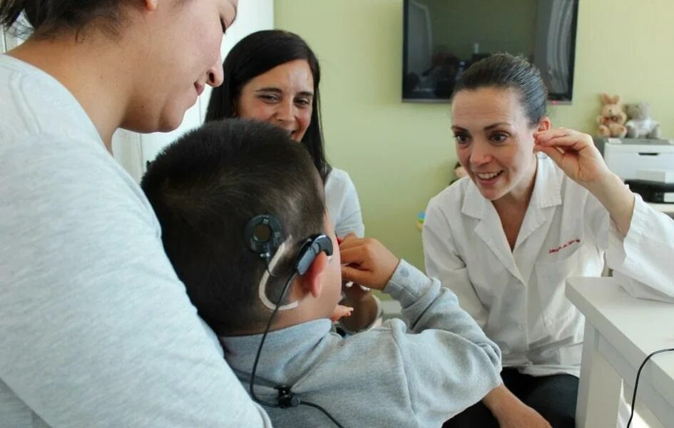 Пациенты с нарушением слуха. Кохлеарная имплантация. Кохлеарная имплантация Cochlear. Аппарат для глухих кохлеарная имплантация.