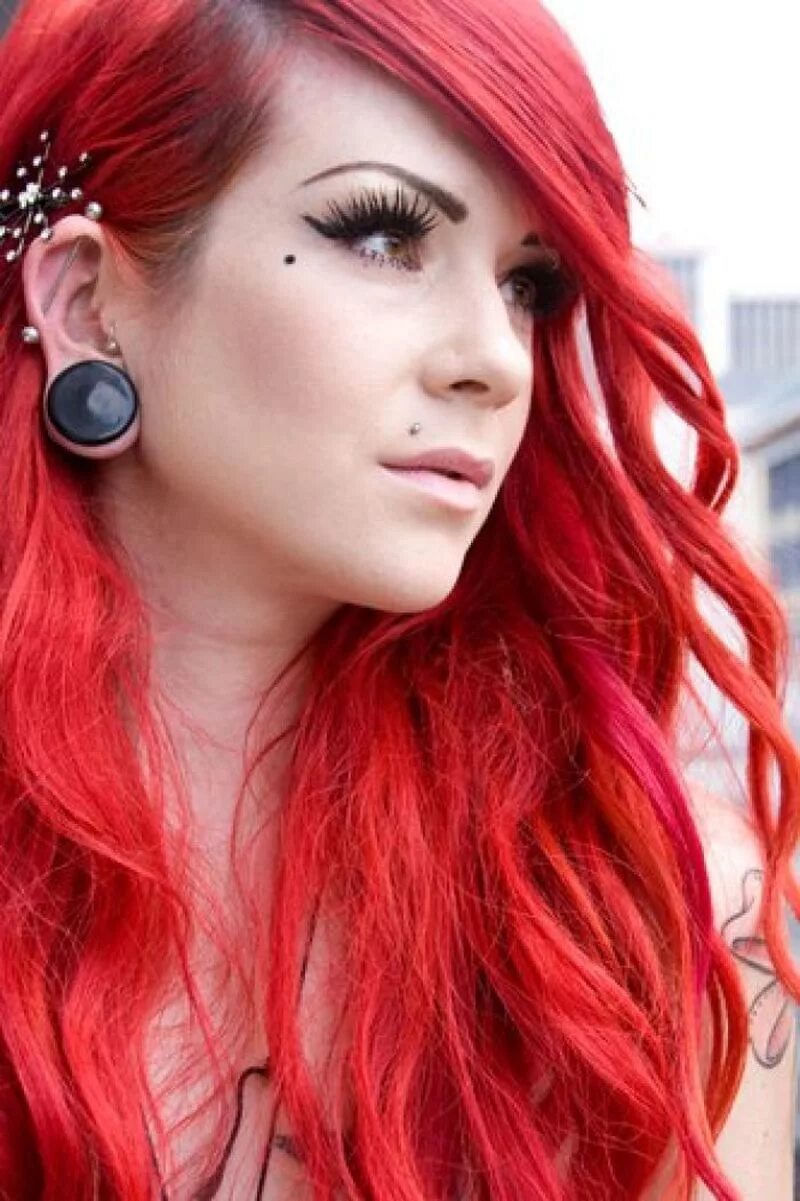Красный цвет волос. Яркие красные волосы. Девушка с красными волосами. Огненно красный цвет волос.