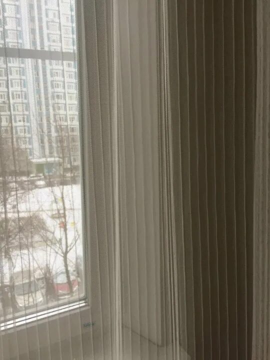 гофрированная тюль в интерьере. система р1615 плиссе. жалюзи плиссе блэкаут. шторы плиссе блэкаут. тюль плиссе в интерьере.