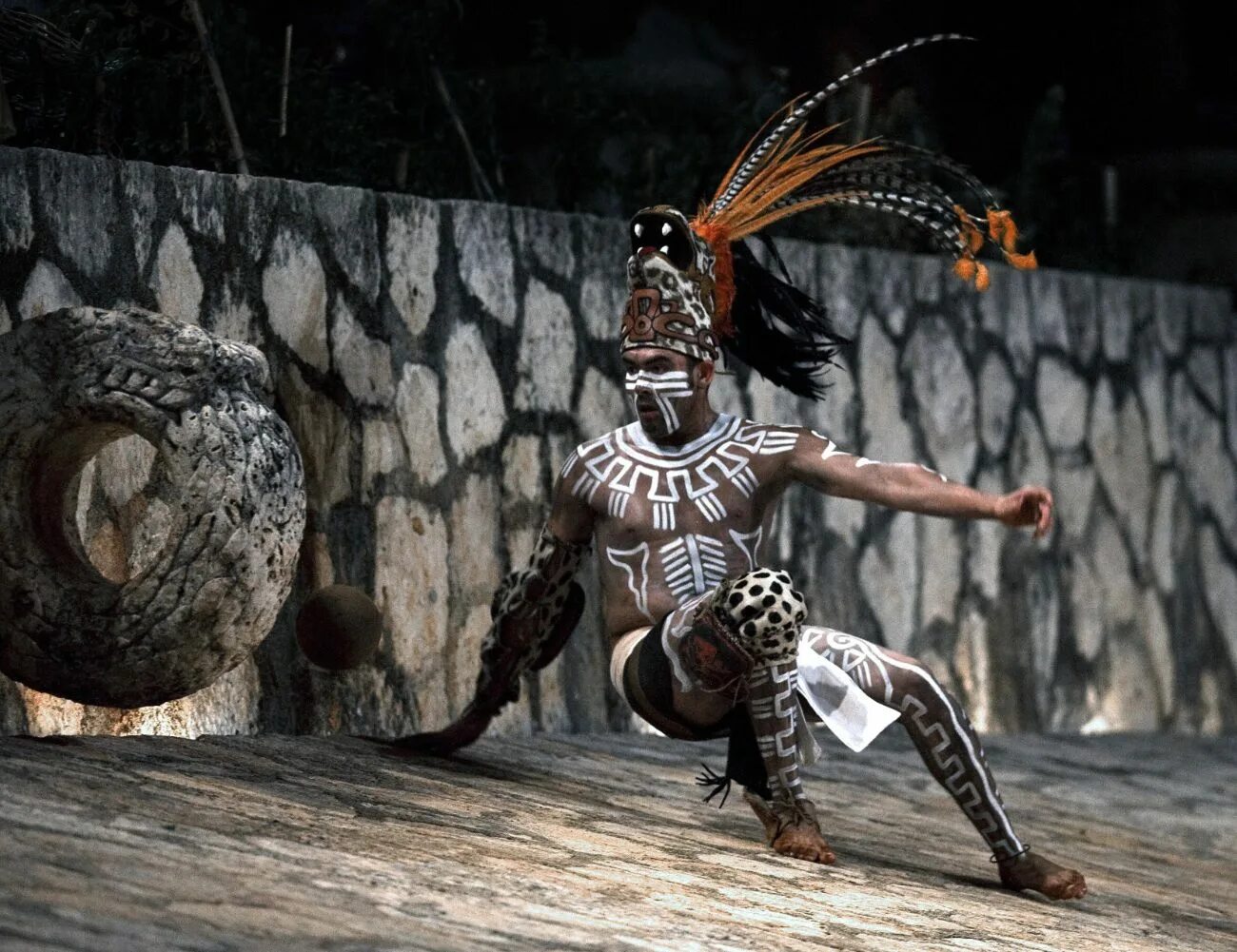 Мезоамерика инки майя ацтеки. Настольная игра майя. Улама игра в мяч. Игра maya. Игра в мяч в древнем египте.