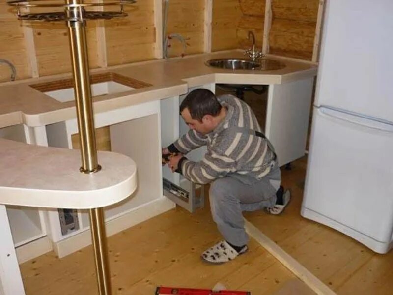 Как устанавливать кухню видео. Как устанавливать кухню видео. Установщик кухонных гарнитуров. Монтаж столешницы на кухне. Сборка кухни.