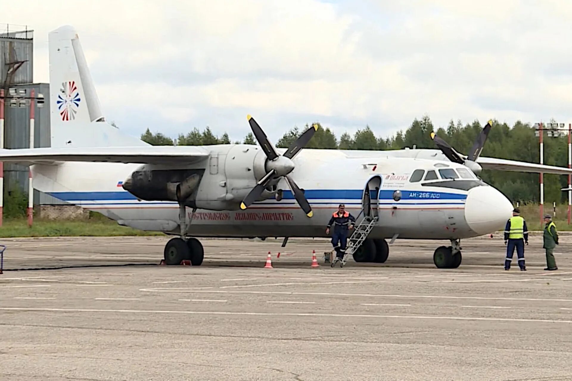 Кострома ру сайт. Аэродром Кострома Сокеркино. Костромское авиапредприятие самолеты. Аэропорт Кострома. АН-26 Костромское авиапредприятие.