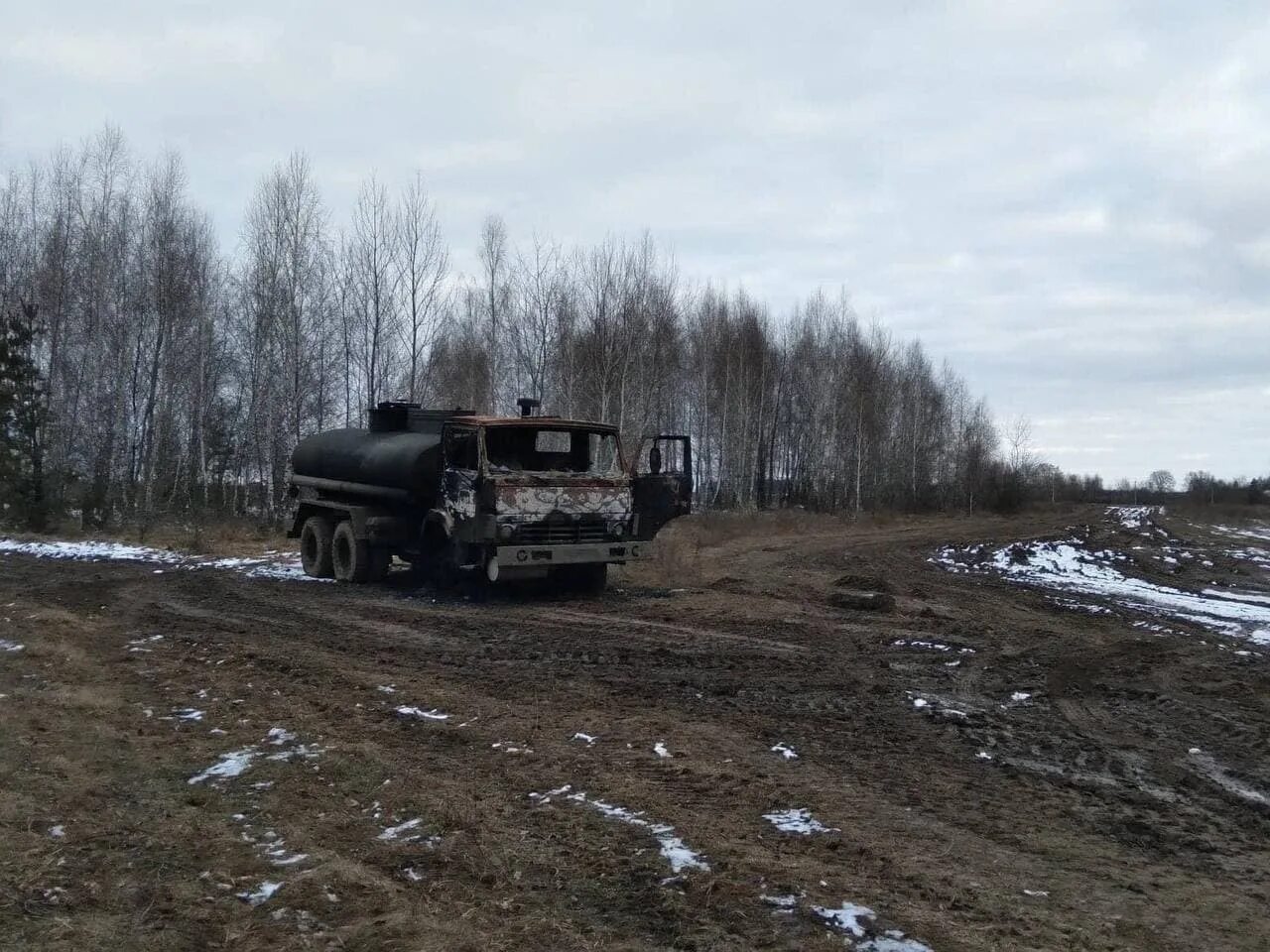 Под сумами. Уничтоженная колонна Российской техники. Колонна бензовозов военных.