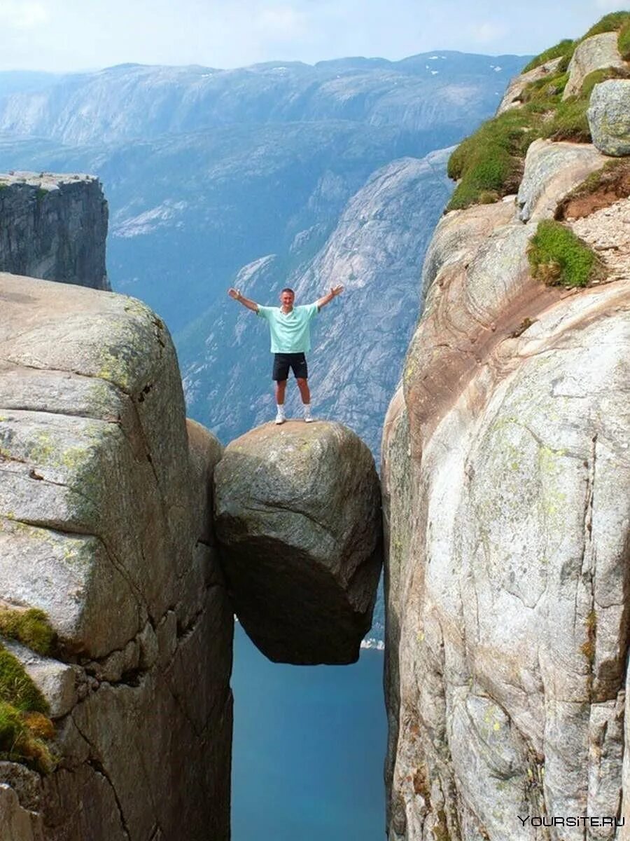 Огромная скала. «кафедра проповедника» или прекестулен (preikestolen), норвегия. Kjeragbolten норвегия. Огромная скала. Валун кьерагболтен.