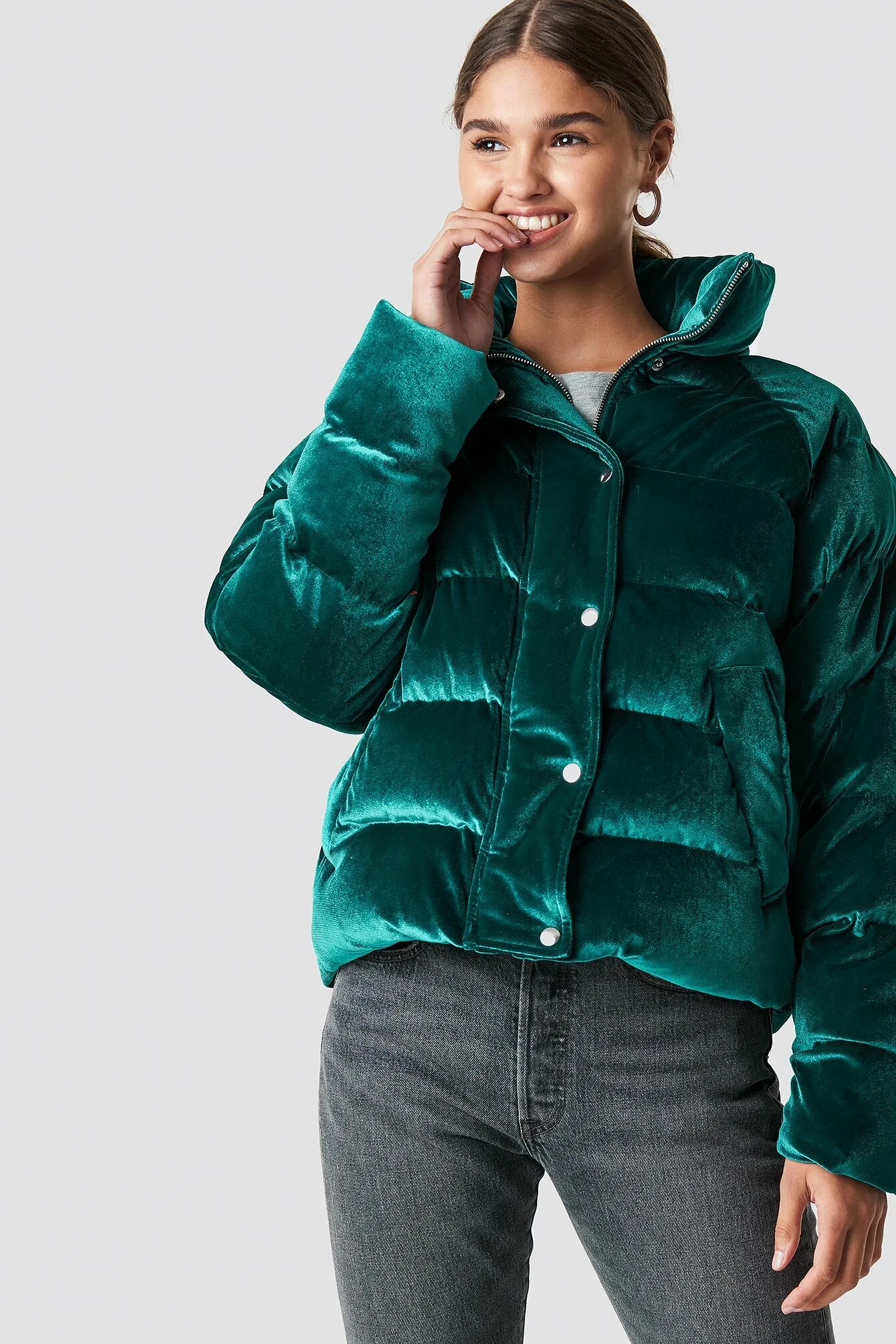 Куртка DKNY Velvet Puffer. Куртка Puffer adidas женская бархатная. Puffer Coat Zara зеленый. Guess Nicole Puffer Jacket.