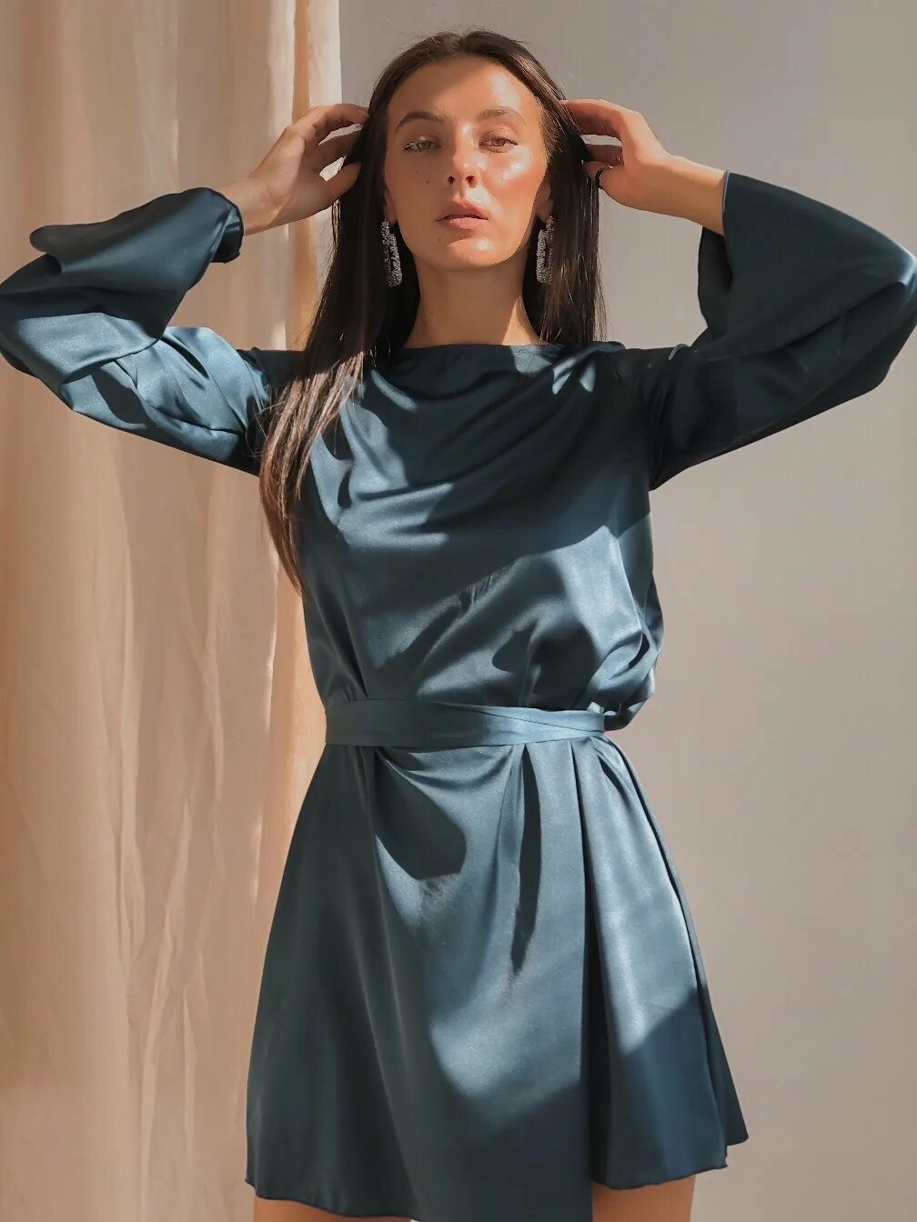 Платье шелк армани. Голубое атласное платье. Рубашка поверх платья. Атласное платье с рубашкой. Шелковое платье.