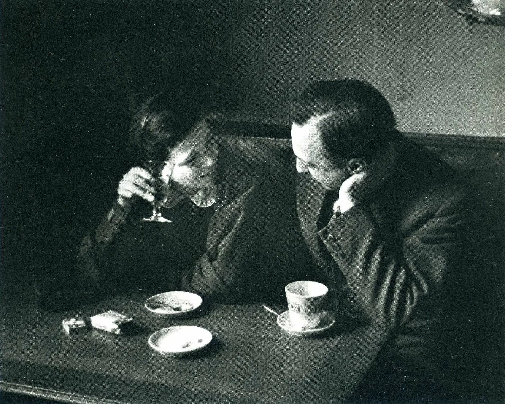 Арт деко иллюстрации рене винсент. Советский праздничный стол. Ретро с русскими диалогами. Советские влюбленные пары. Ретро радиоприемник.