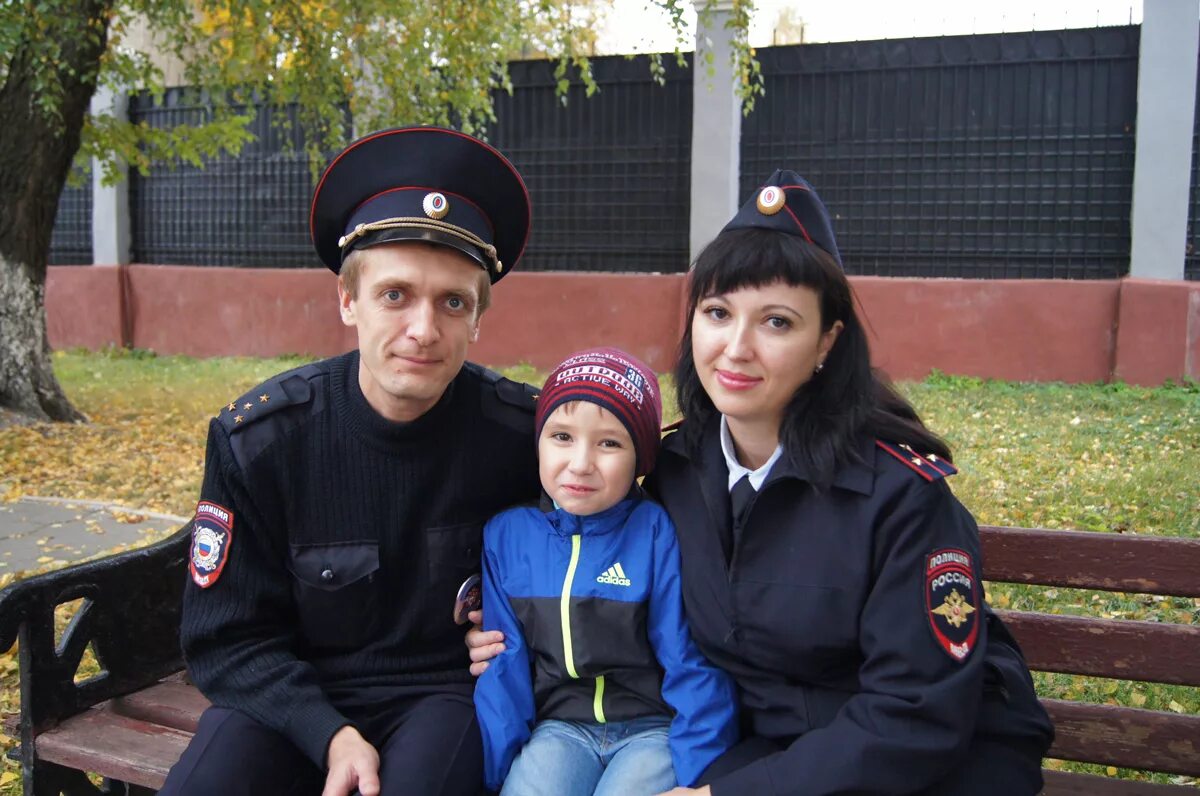 Участковый нога. Сотрудник полиции. Работник полиции. Добрые полицейские России. Сотрудник полиции и дети.