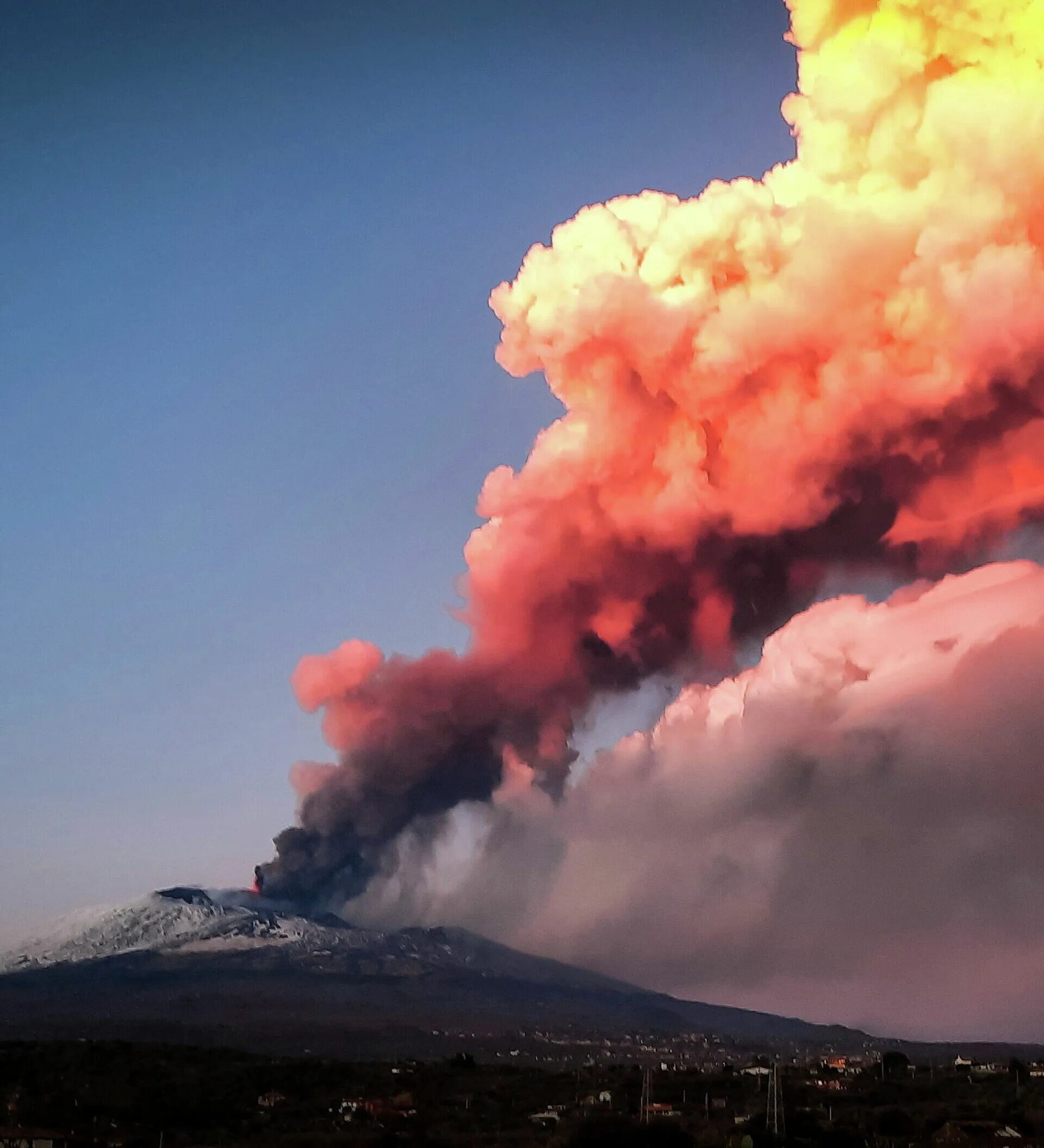 Где находится действующий вулкан этна. Вулкан Этна в Италии. Извержение вулкана в Италии 2017. Везувий Италия.