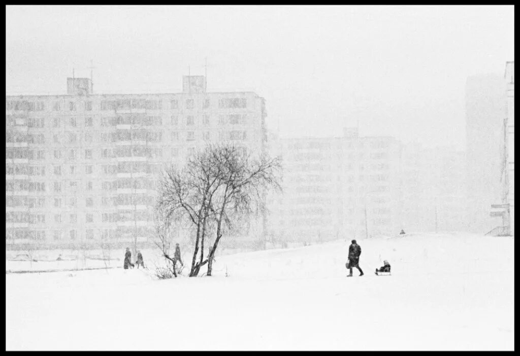 Зимой в городе было 36. Панельки зимой. Советские панельки зимой. Панельки в снегу.