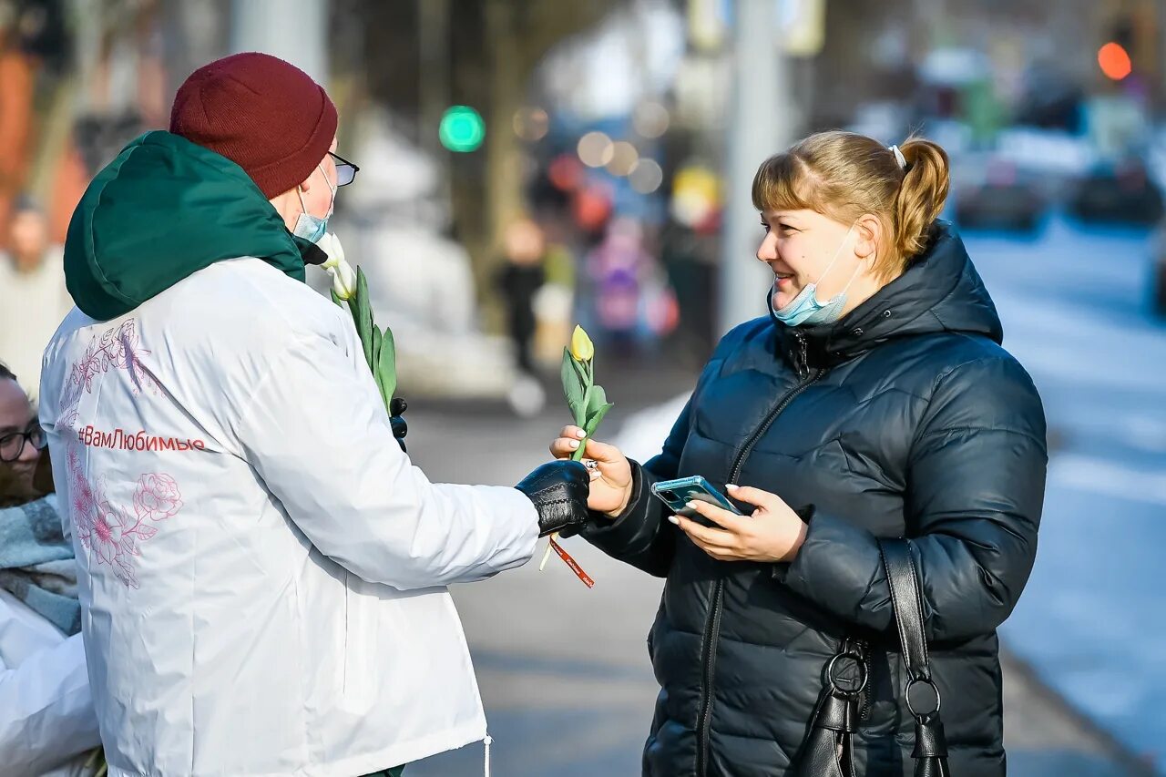 Волонтеры цветы. Волонтёры Петрозаводск. Раздают цветы на улице фото.