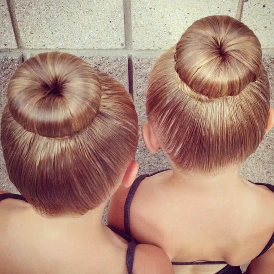 Бабетта с бубликом. Причёски с бубликом на средние волосы. Красивый пучок с бубликом. Красивые причёски для девочек. Причёска с бубликом для волос для девочек.
