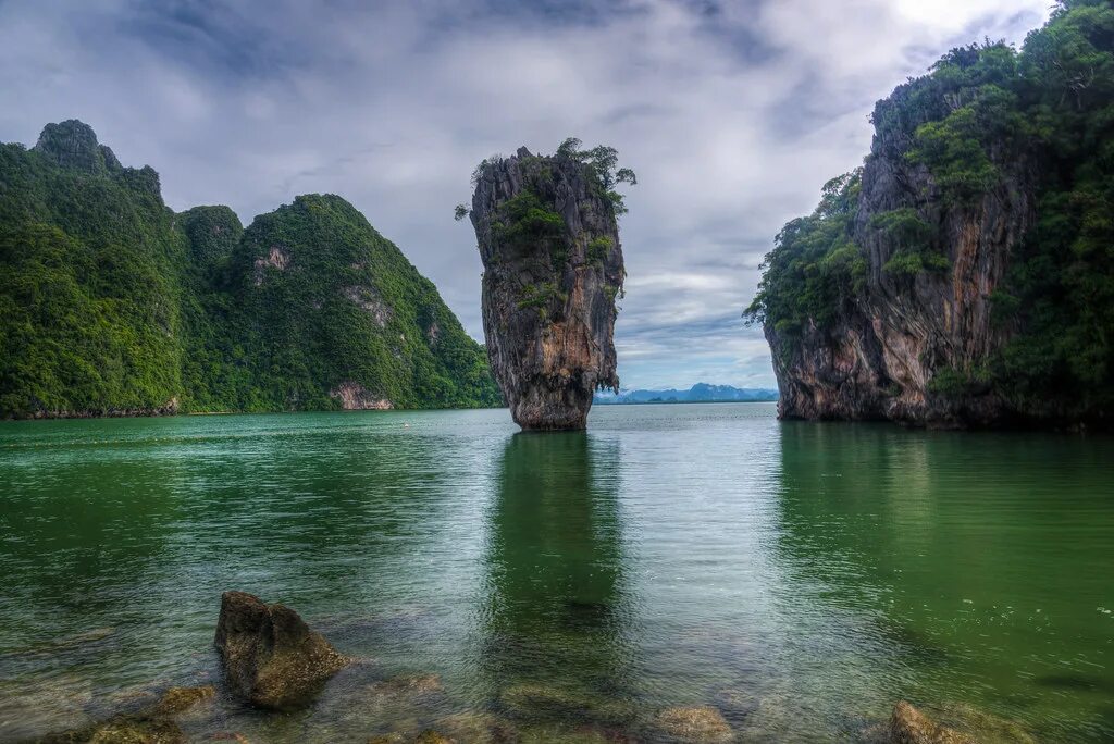 Two large islands. Остров Джеймса Бонда. Таиланд остров Джеймса Бонда. Остров Джеймса Бонда в Тайланде фото.