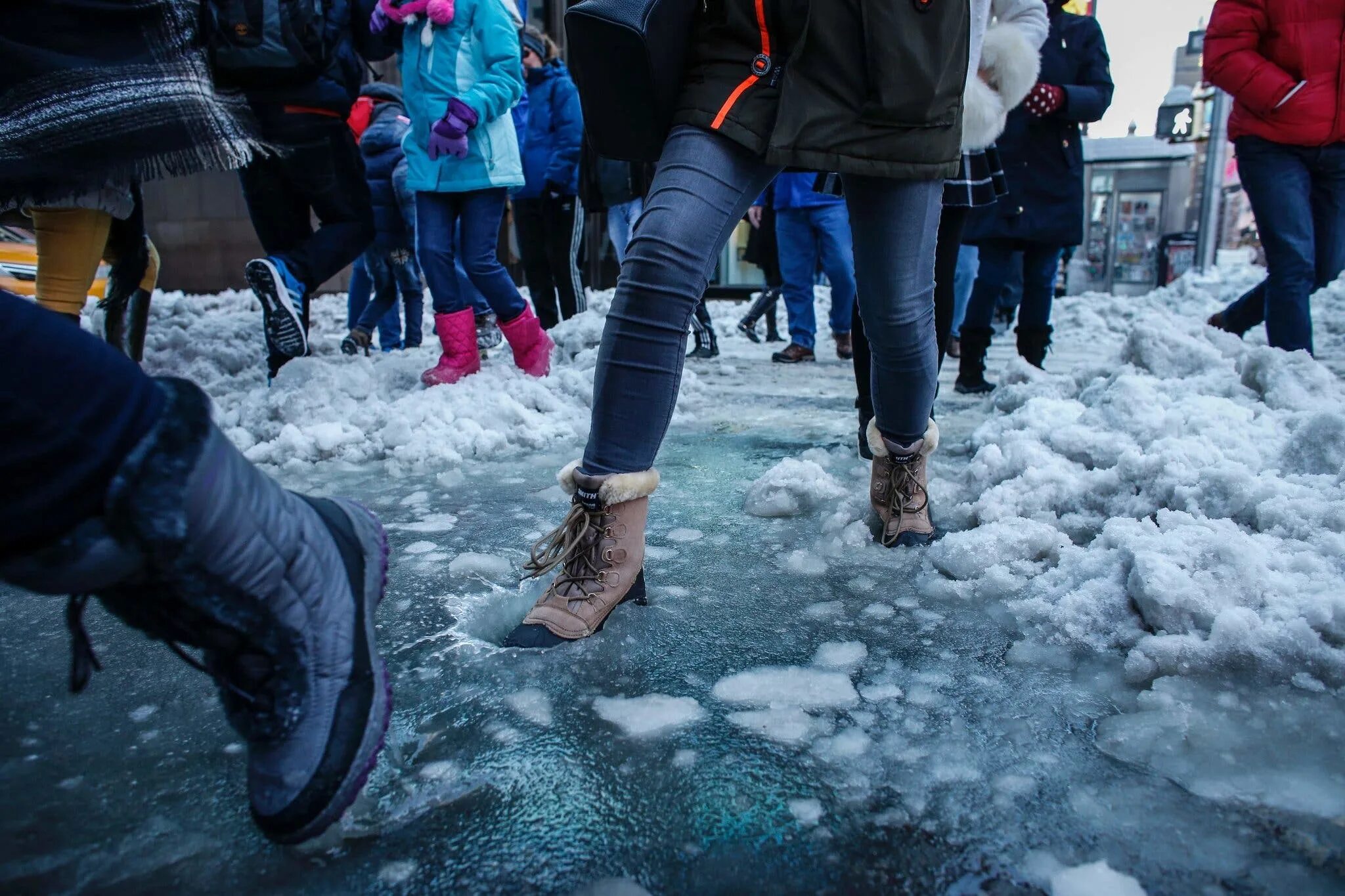 Slush Snow. Slush weather. Мокрый снег день девушка. Женская обувь на мокрый снег. Погода читать сегодня