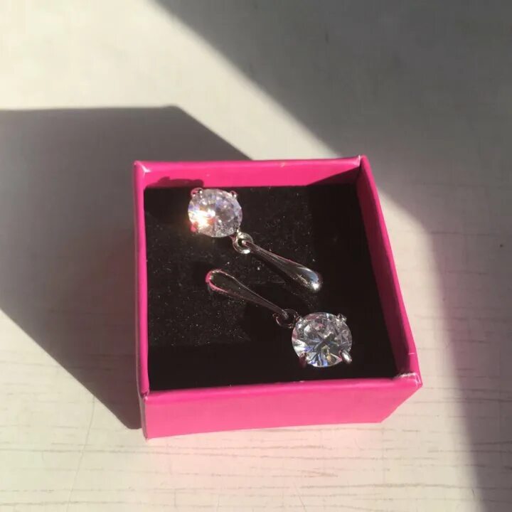 Подарочные коробочки для ювелирных украшений. Детские серьги в коробочке. Серьги в коробочке. Сережки в коробочке. Сережки в коробке.