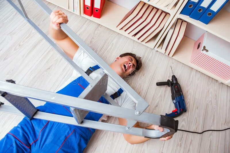 Упал со стремянки. Несчастные случаи на производстве. Падает с лестницы. Человек падает со стремянки. Падает со стремянки.