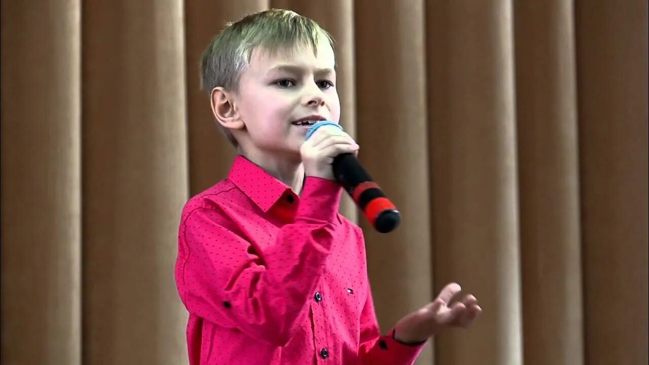 Дети поют в машине. Мальчик поет песню люблю тебя. Мальчик поет про маму. Мальчик поет. Ребенок с микрофоном.