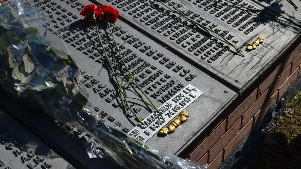 Братская могила в харькове. Мемориал братская могила. Братская могила советских воинов и партизан. Братская могила в харькове. Братские могилы украины.