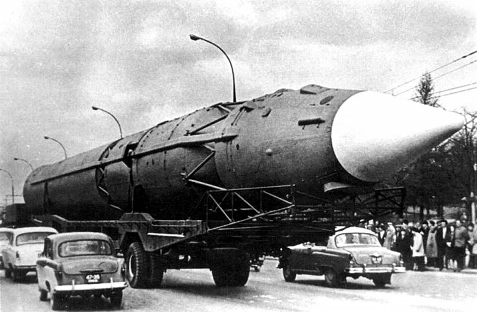 Самая первая баллистическая ракета. Первая межконтинентальная баллистическая ракета СССР. Первая межконтинентальная баллистическая ракета (1957). Межконтинентальная баллистическая ракета СССР 1957. Первая межконтинентальная баллистическая ракета р-7.