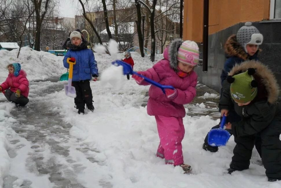 Прогулка в детском саду зимой. Труд зимой на участке детского сада. Дети убирают снег. Труд в природе зимой для детей.