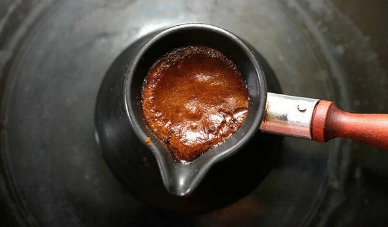 Кипящее кофе. Кофе в турке. Пережженный кофе. Жженый кофе. Кофе в турке вид сверху.