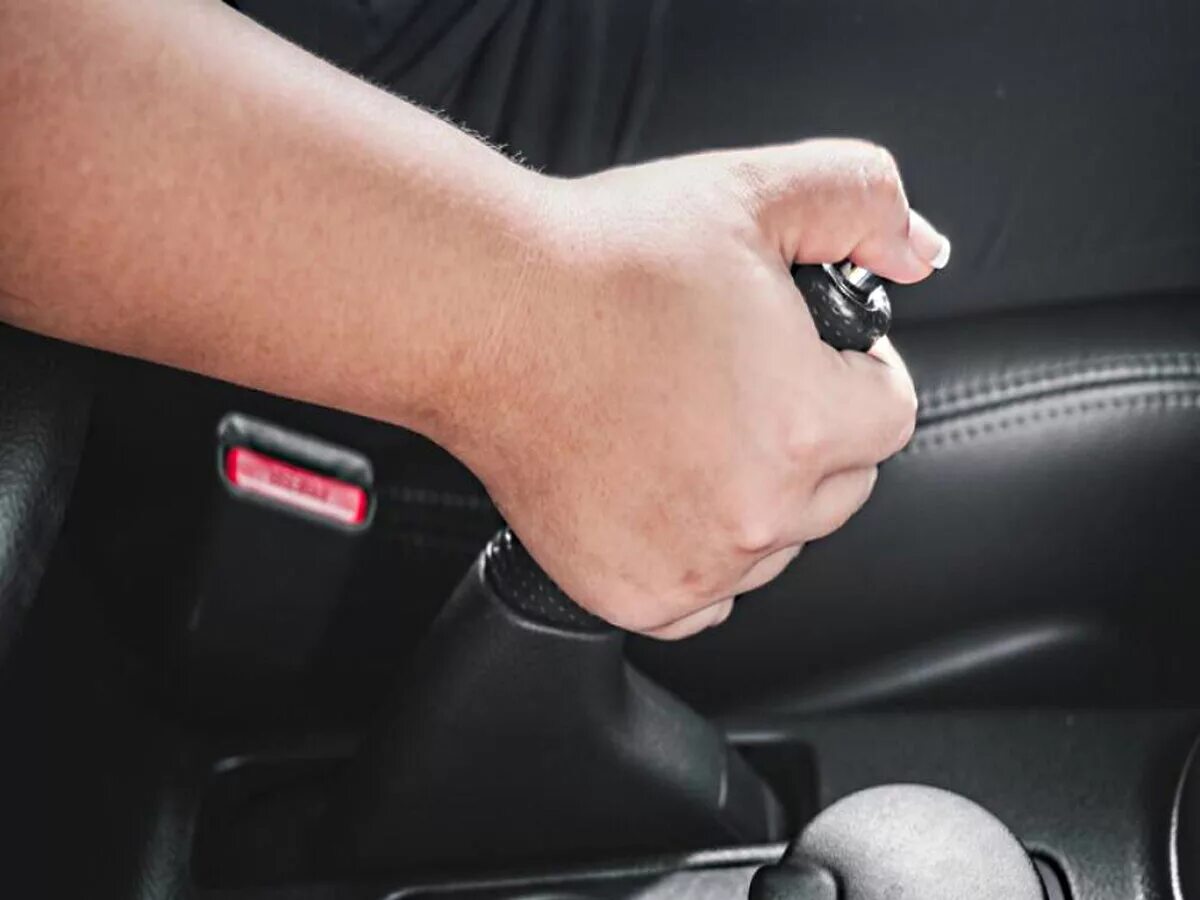 Дернул ручник. Рука на ручнике. Ручник в машине. Можно тормозить ручником. Ручной стояночный тормоз в машине.