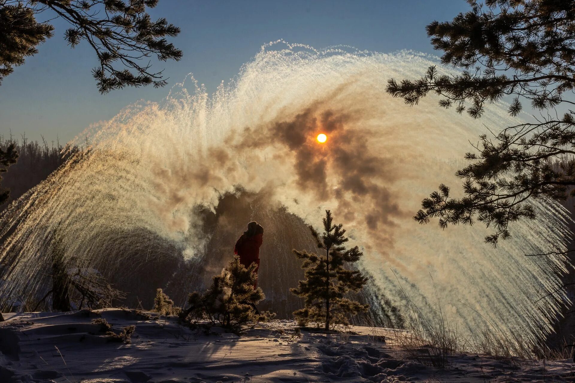 Где зима мягкая. Якутия зимой. Природа Якутии зимой. Якутский фейерверк. Лето и зима в Якутии.
