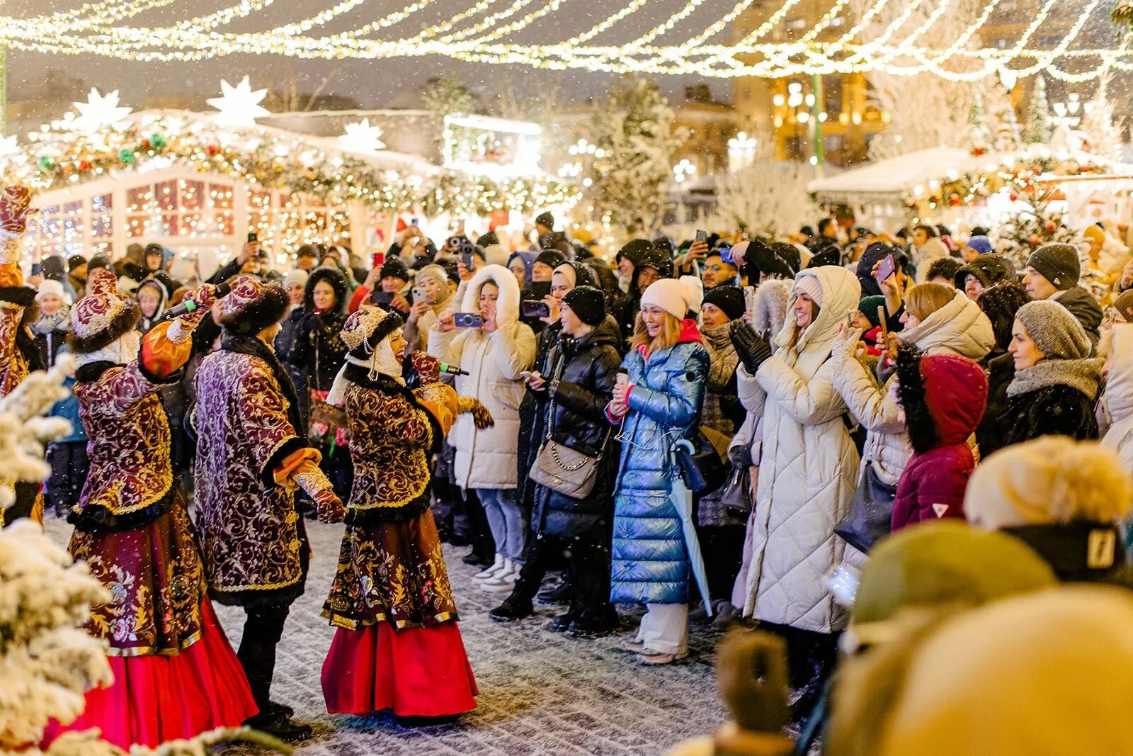 Новогодние гуляния. Фестиваль «путешествие в рождество» (москва) каток. Помощь в новый год москва. Moscow christmas. Новогодняя москва.