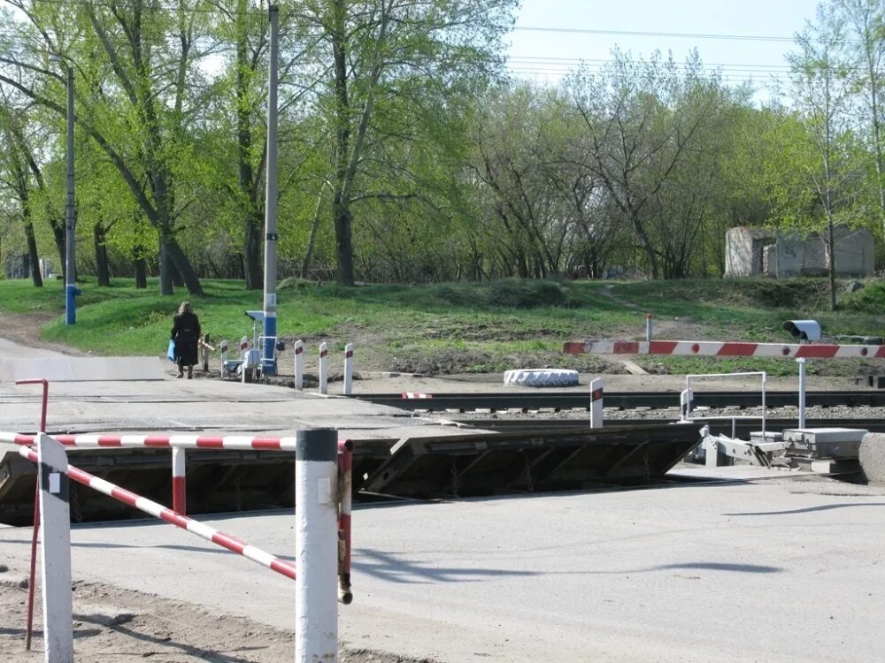 Переехала в ульяновск. Устройство заграждения переезда. Заграждение на переезде. Оборудование железнодорожных переездов. Противотаранные заграждения ЖД переезда.