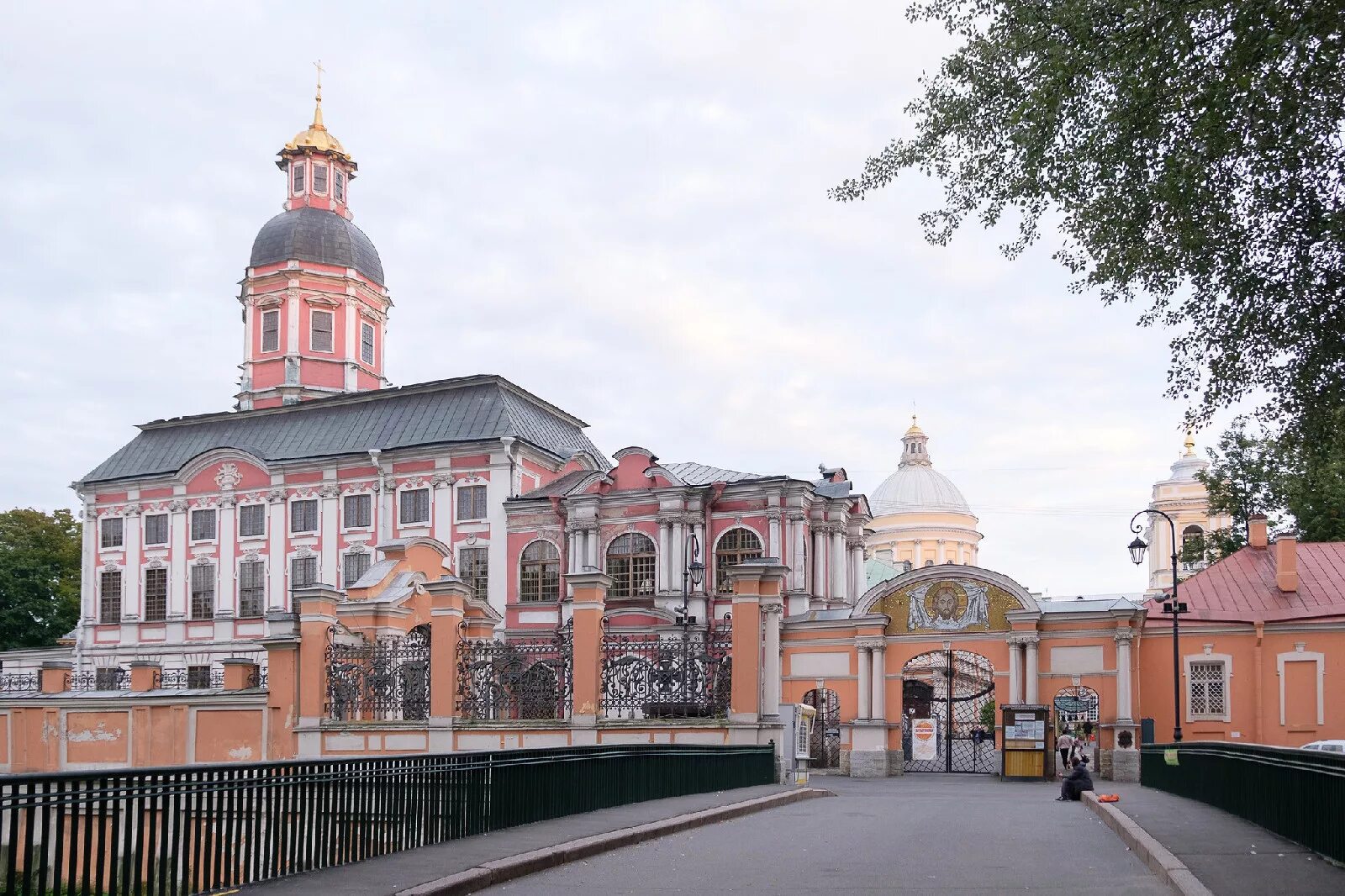 александро-невская лавра в санкт-петербурге. просфорный корпус. северные ворота александро невской лавры. александро невская лавра духовской корпус. митрополичий дом в бауманском переулке.