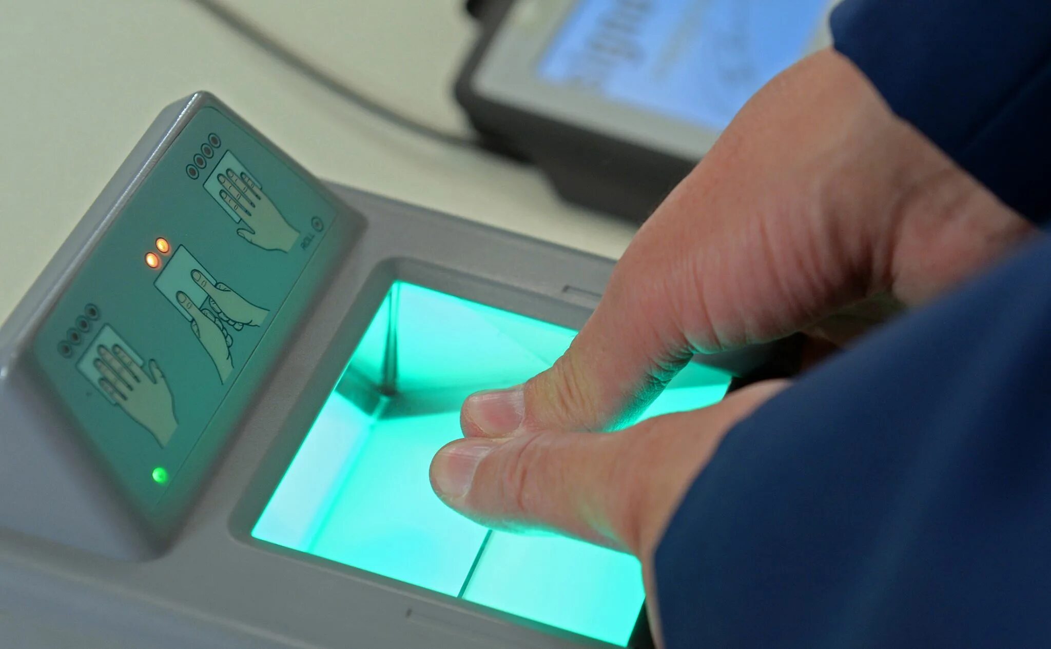 Банк биометрических данных. Отпечатки пальцев биометрические данные. Биометрические системы аутентификации. Аутентификация по отпечаткам пальцев. Прибор для сбора биометрических данных.