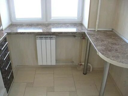 Кухня стол под окном