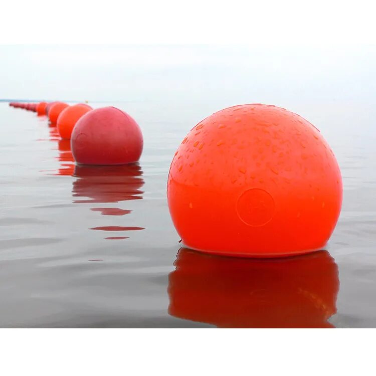На поверхности озера плавает мяч. Плавающий шар. Шар воды. Шары на воде. Буйки на воде.