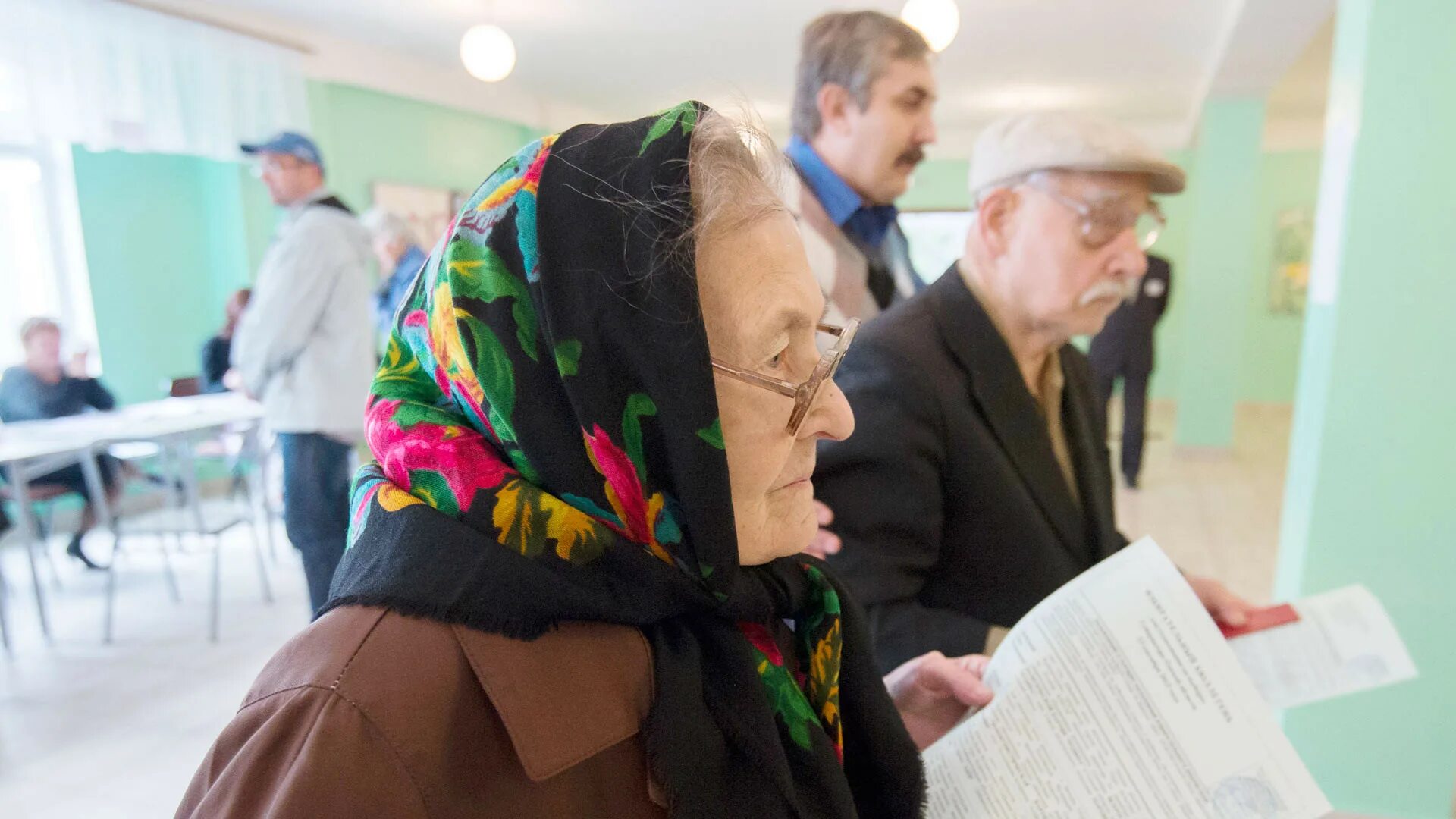 Пенсионеры в России. Российские пенсионеры. Пенсионеры пенсия. Пенсионер с деньгами. Новости про пенсионеров неработающих