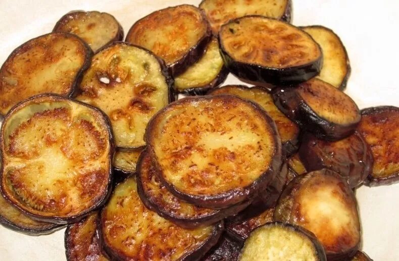 Баклажаны жареные кружочками. Жареные баклажаны. жареные баклажаны на сковороде. баклажаны кружочками обжарить. жареные баклажаны кружочками.