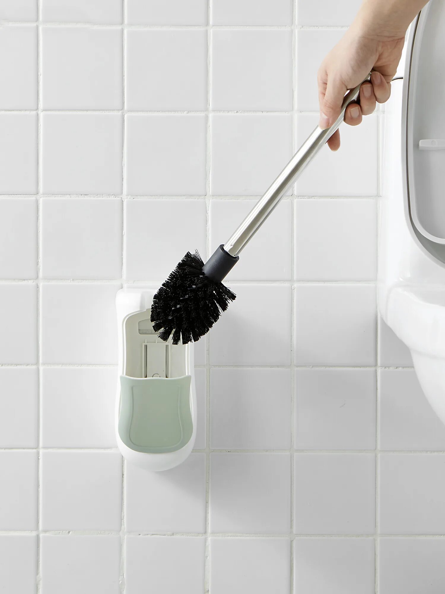 Девушка с ершиком в ванной. Маленькая девочка в ванной комнате. Устранение засора в унитазе. Девушка чистит зубы в ванной. Для мытья туалета.