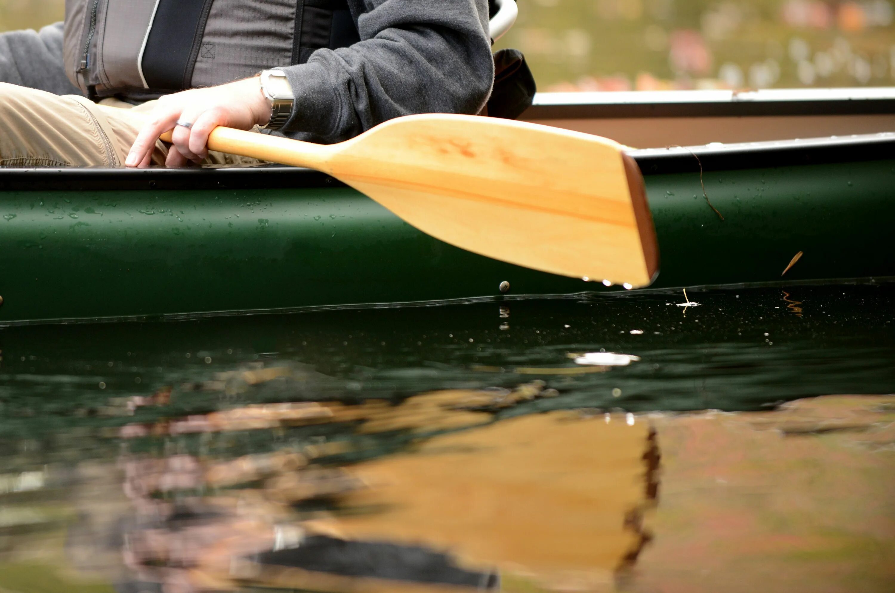 То шумно весел то. Каное темно зеленого цвета. Каноэ фото. Сигналы веслом. Canoe for 20 people.