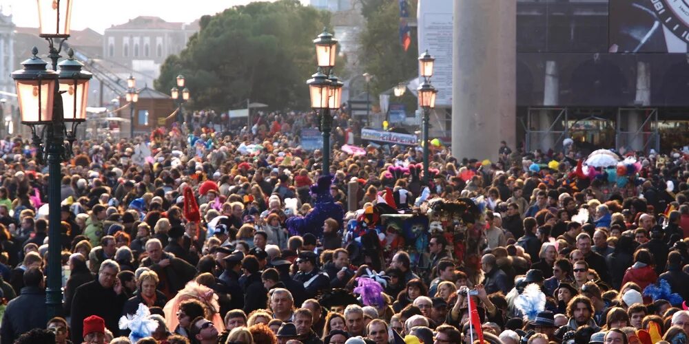 Near crowd. Переполненный туристами Рим. Crowd in Italy. Overtourism.