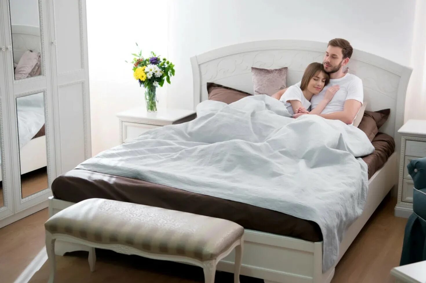 Семейная пара в спальне. Кровать в спальню. Семейная кровать. Маленькая двуспальная кровать. Супружеская кровать.